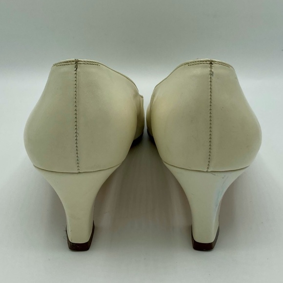 Vintage Salvatore Ferragamo Leather Pumps - Picture 3 of 11